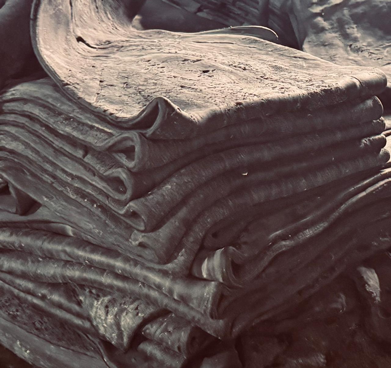 AU 40 shore black natural rubber compound sample